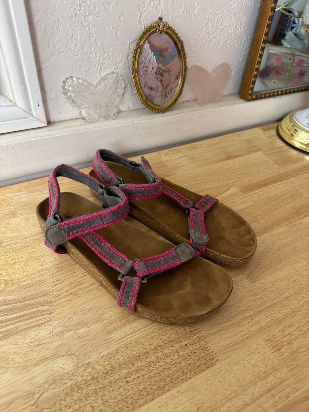 Cute Laidback London Pink Gray Leather T-Strap Sandals EU 42 Boho Y2K Comfort